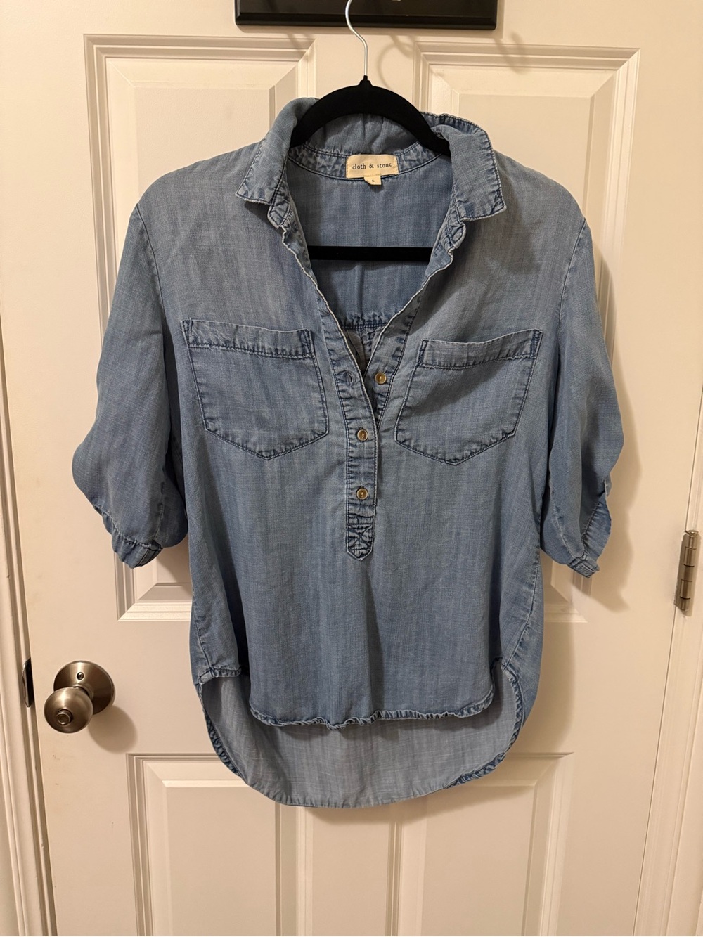 cloth & stone Washed Light Blue Chambray Button Pullover Shirt. Great condition!